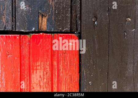 Rosso e nero parete in legno con diversi pattern di colori. Foto Stock