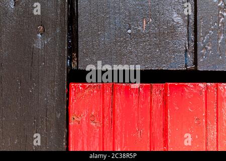 Rosso e nero parete in legno con diversi pattern di colori. Foto Stock