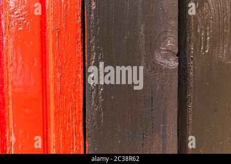 Rosso e nero parete in legno con diversi pattern di colori. Foto Stock