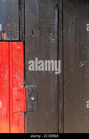 Rosso e nero parete in legno con diversi pattern di colori. Foto Stock