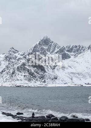 Una montagna innevata nelle Isole Lofoten. Foto Stock