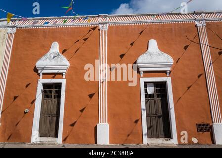 Bella facciata con ombre di Garlands con bandiere triangolari, Via dei Frati, Valladolid, Yucatan, Messico Foto Stock