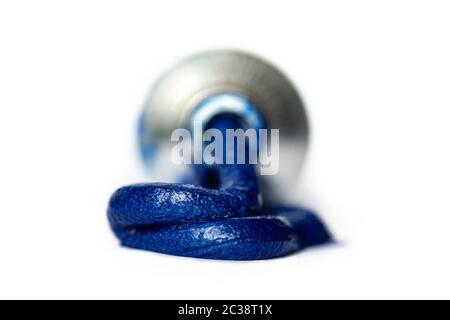 Colore blu dei capelli strizzati da un tubo, isolati su sfondo bianco. Concetto di tintura per capelli, styling per capelli alla moda o servizio di salone Foto Stock