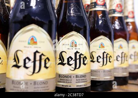 Bottiglie di birra Leffe Blonde Foto Stock
