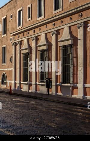 Strada deserta con bella casa coloniale in caldo sole, Merida, Messico Foto Stock