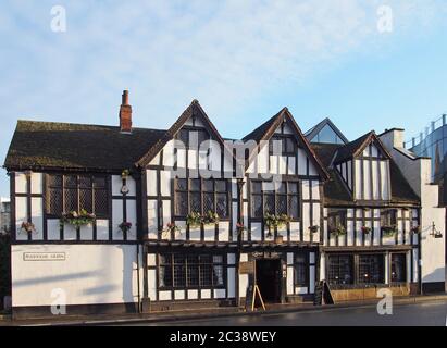 Il pub Black Swan a York, un edificio storico risalente al XIV secolo e utilizzato come pub dalla fine del XVI secolo Foto Stock