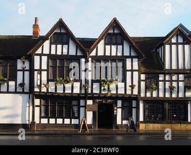 Il pub Black Swan a York, un edificio storico risalente al XIV secolo e utilizzato come pub dalla fine del XVI secolo Foto Stock