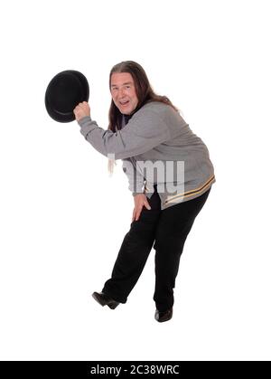 Un uomo indigeno in una giacca grigia e lunga brunette capelli presentando il suo cappello nero, isolato per sfondo bianco Foto Stock
