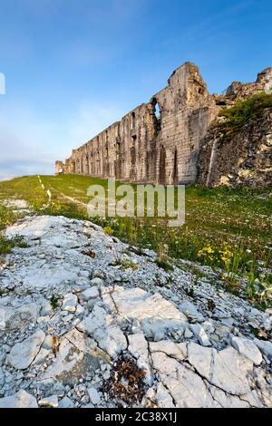 Tramonto al Forte Cherle sull'altopiano fiorentini. Folgaria, provincia di Trento, Trentino Alto Adige, Italia, Europa. Foto Stock