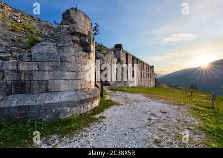 Tramonto al Forte Cherle sull'altopiano fiorentini. Folgaria, provincia di Trento, Trentino Alto Adige, Italia, Europa. Foto Stock