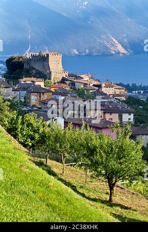 Il castello medievale e l'antico borgo di Tenno. Sullo sfondo Lago di Garda. Provincia di Trento, Trentino Alto Adige, Italia, Europa. Foto Stock