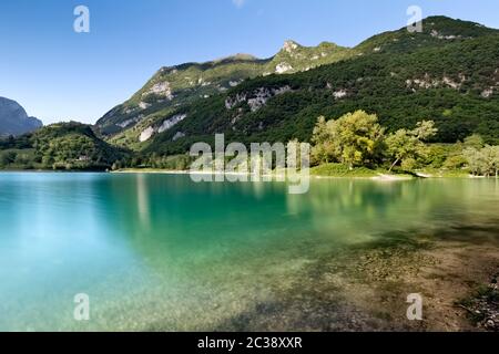 Primavera al lago alpino di Tenno. Provincia di Trento, Trentino Alto Adige, Italia, Europa. Foto Stock