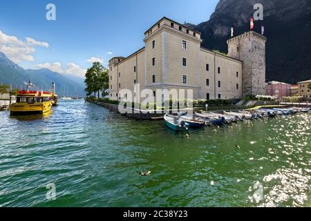 La Rocca di Riva, fortezza medievale nella città di Riva del Garda. Oggi ospita il museo dell'Alto Garda. Trentino, Italia. Foto Stock