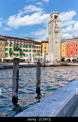 La torre Apponale e il porto di Riva sul Lago di Garda. Riva del Garda, provincia di Trento, Trentino Alto Adige, Italia, Europa. Foto Stock