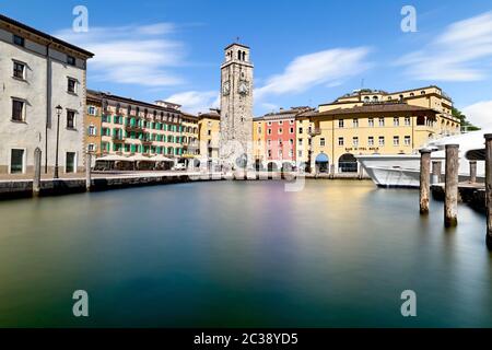 La torre Apponale e il porto di Riva sul Lago di Garda. Riva del Garda, provincia di Trento, Trentino Alto Adige, Italia, Europa. Foto Stock