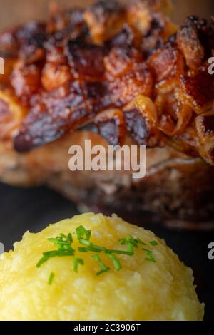 Bavarian arrosto di maiale con canederli Foto Stock