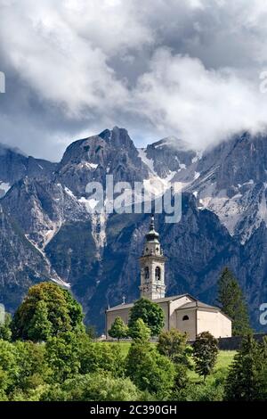 Il paese di Parrocchia e sullo sfondo il Monte Carega delle Piccole Dolomiti. Vallarsa, provincia di Trento, Trentino Alto Adige, Italia, Europa. Foto Stock