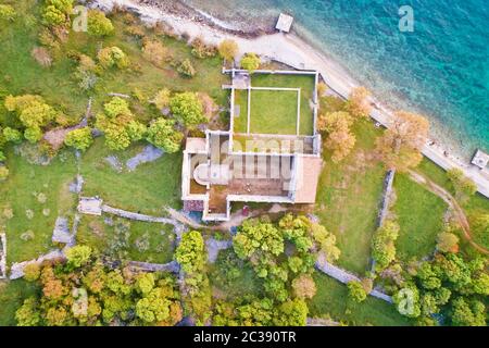 Isola di Krk Fulfinum Mirine basilica rovine vicino a Omišalj vista aerea, il Quarnero della Croazia Foto Stock