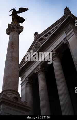 Angeli sulle colonne del monumento Vittorio Emanuele II a Roma Foto Stock