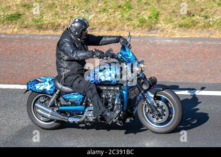Blue ROCKET 3 TFC; motociclista; due ruote di trasporto, moto, veicolo, strade, moto, motociclisti che si trovano a Chorley, Regno Unito Foto Stock