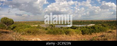 Il lago Bunyampaka è uno dei numerosi laghi di crateri di bibite che si trovano nel Queen Elizabeth National Park in Uganda. La comunità locale Kasenyi raccoglie il sale Foto Stock