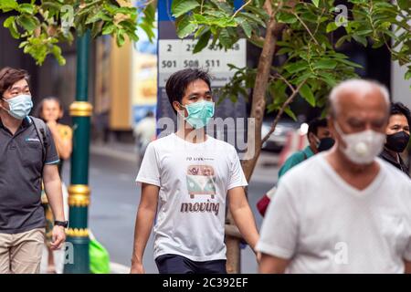 Pedoni che indossano maschere per la strada durante la pandemia di Covid 19, Bangkok, Thailandia Foto Stock