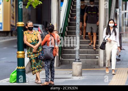 Pedoni che indossano maschere per la strada durante la pandemia di Covid 19, Bangkok, Thailandia Foto Stock