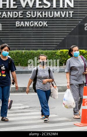 Pedoni con maschera a piedi dopo il Westin Grande Sukhumvit hotel durante la pandemia Covid 19, Bangkok, Thailandia Foto Stock