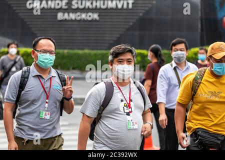 Pedoni con maschera a piedi dopo il Westin Grande Sukhumvit hotel durante la pandemia Covid 19, Bangkok, Thailandia Foto Stock