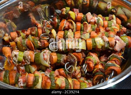 kebab grigliati in un arrosto Foto Stock