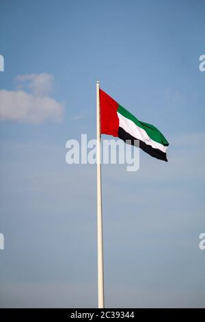 Una bandiera dell'Arabia Saudita su un flagpole nel vento Foto Stock