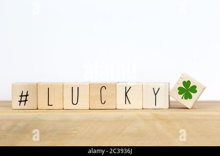 Cubi di legno con un hashtag e la parola lucky sfondo, social media concetto close-up Foto Stock