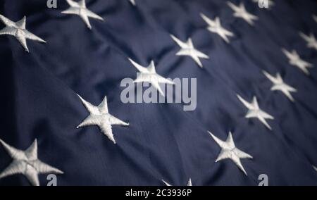 Stelle bianche americane sulla bandiera degli stati uniti. Messa a fuoco selettiva in primo piano. Schema astratto o sfondo con flag usa. Macro o primo piano. Patriottico Foto Stock