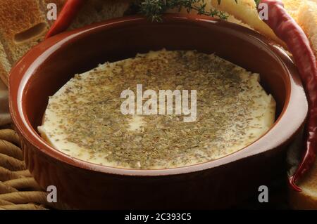 Provolone fuso con origano e peperoncino Foto Stock