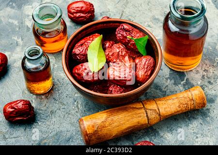 Tintura di guarigione da unabi frutta o jujube.la medicina cinese Foto Stock