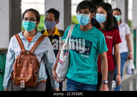 Pedoni con maschera a piedi in strada durante la pandemia di Covid 19, Bangkok, Thailandia Foto Stock