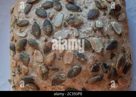 Croccante di semi di zucca rotoli con grani interi Foto Stock