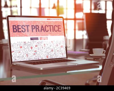 Concetto di Best practice. Primo piano della pagina di destinazione sullo schermo del notebook in stile Doodle Design. Sullo sfondo di un comodo posto di lavoro in ufficio moderno. Sfocatura Foto Stock