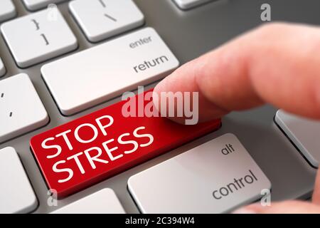 Tastiera in alluminio con pulsante Stop stress rosso. Fuoco selettivo sul pulsante Stop stress (Arresta stress). Dito dell'uomo che preme il tasto Stop stress sulla tastiera del notebook. 3D R Foto Stock