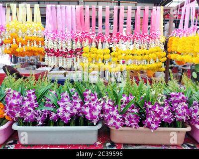 Bei fiori in vendita in un mercato locale in Thailandia. Foto Stock