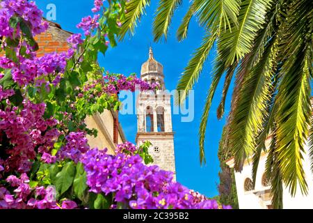 Vela Luka: Città di vela Luka sull'isola di Korcula torre della chiesa e vista dei fiori Foto Stock