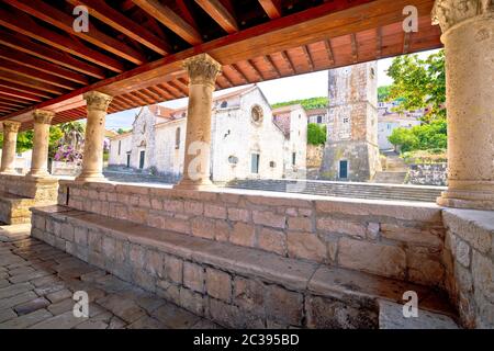 Blato sull'isola di Korcula, storica piazza in pietra, Lodge della città e la chiesa vista Foto Stock