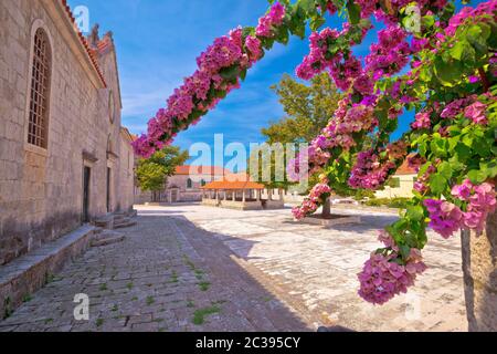 Blato sull'isola di Korcula, storica piazza in pietra, Lodge della città e la chiesa vista Foto Stock