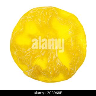 Vista superiore della barra del giallo a mano sapone con piante Luffa isolati su sfondo bianco Foto Stock