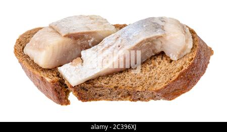 Aprire il panino con pane di segale e aringhe in salamoia isolati su sfondo bianco Foto Stock