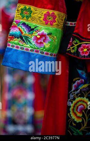 Dettagli colorati del costume delle minoranze etniche Foto Stock