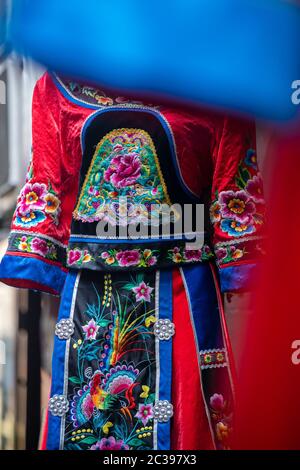 Dettagli colorati del costume delle minoranze etniche Foto Stock