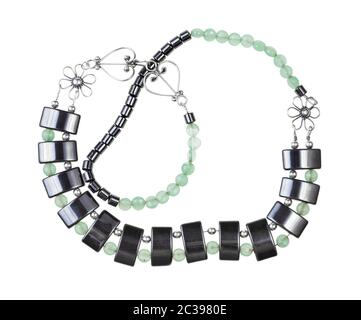 Tangled lavorati a mano collana dal verde giada, ematite nero e argento perle isolati su sfondo bianco Foto Stock