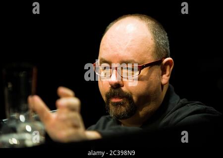 Colonia. 19 marzo 2010. Lo spagnolo era solo 55 anni l'autore più venduto Carlos Ruiz Zafón è morto. Archivio foto: Carlos Ruiz ZAFON, ESP, scrittore, immagine singola, taglio singolo motivo, ritratto, ritratto, ritratto. Durante una lettura come parte del festival letterario Lit.Cologne il 19 marzo 2010 a Colonia. | utilizzo in tutto il mondo credito: dpa/Alamy Live News Foto Stock