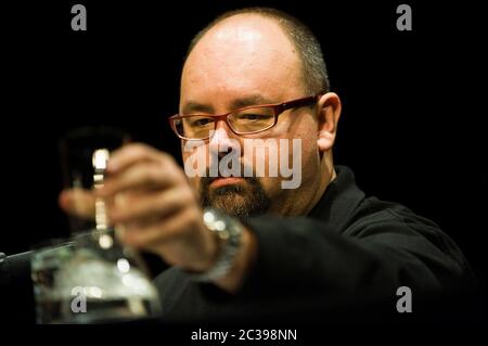 Colonia. 19 marzo 2010. Lo spagnolo era solo 55 anni l'autore più venduto Carlos Ruiz Zafón è morto. Archivio foto: Carlos Ruiz ZAFON, ESP, scrittore, immagine singola, taglio singolo motivo, ritratto, ritratto, ritratto. Durante una lettura come parte del festival letterario Lit.Cologne il 19 marzo 2010 a Colonia. | utilizzo in tutto il mondo credito: dpa/Alamy Live News Foto Stock